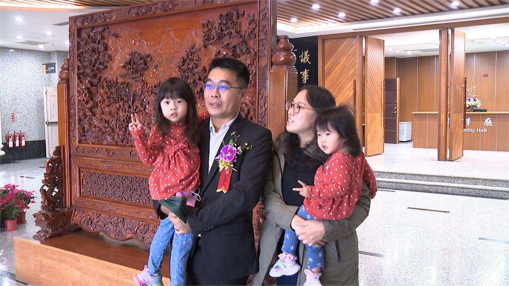 婚後五年成功拚兩胎　「奶爸」邱俊憲帶女兒逛議會