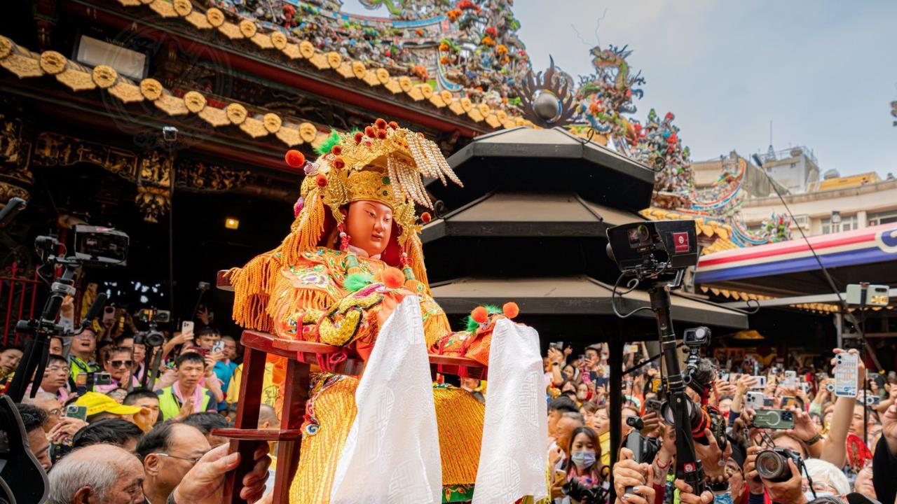 三女神罕見同坐粉紅超跑　拱天宮貼文「獨缺這1尊媽祖照」網炸鍋