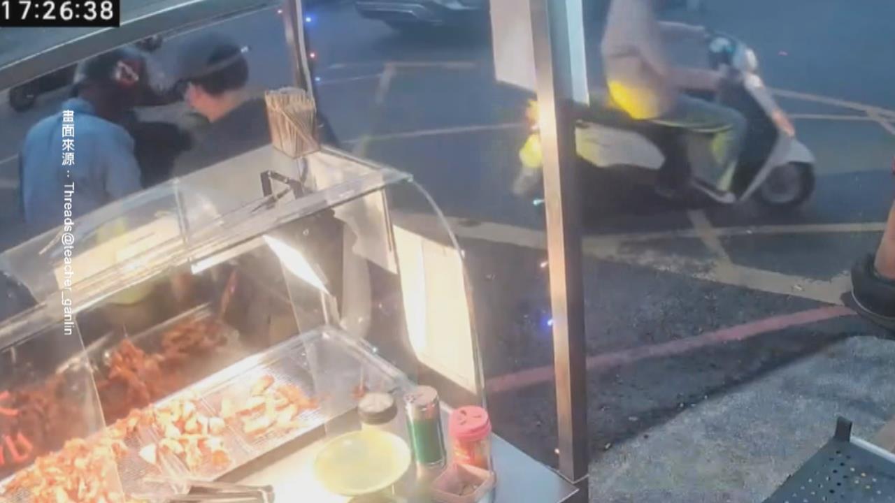 騎士豆乳雞掉地！佛心老闆想賠　兩人攤前「你推我讓」po網超逗趣