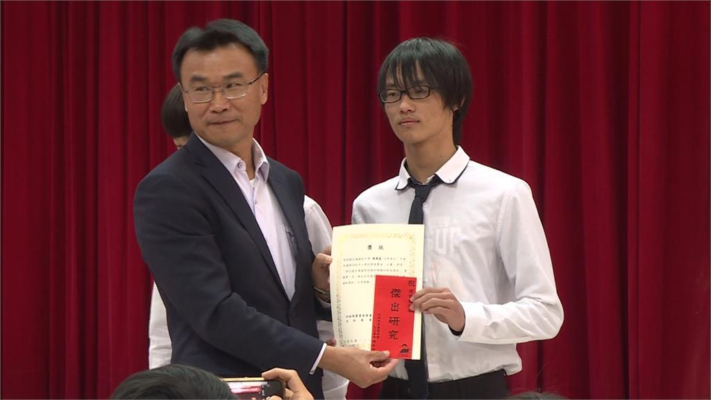 國中生研究真菌除蟻 陳吉仲到場頒獎