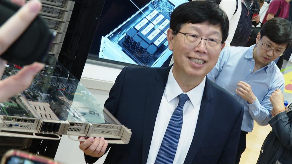 鴻海股東搶拍黃仁勳親簽產品　劉揚偉：明年AI伺服器營收有望破兆