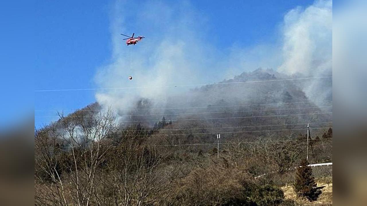 日本山梨野火延燒2天　火勢一度逼近民宅50公尺