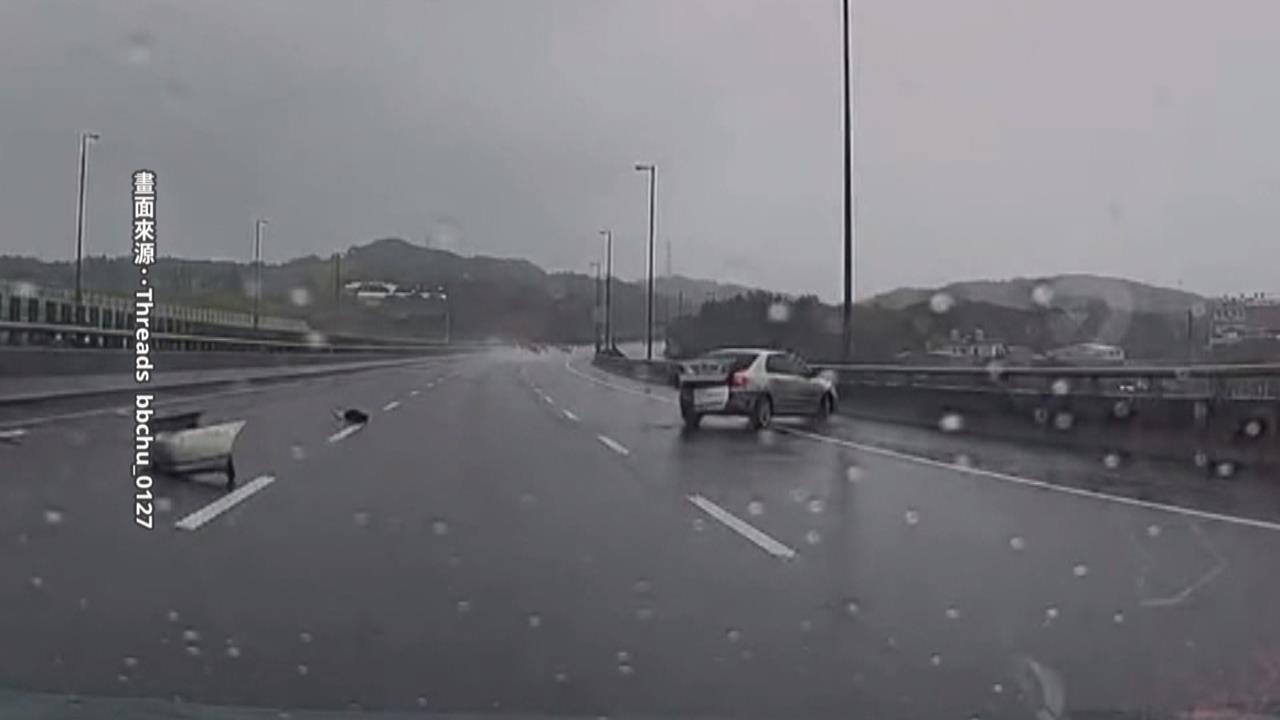 水漂飄移!　國3銅鑼段"轎車連撞護欄　南投駕駛打滑安全緩停