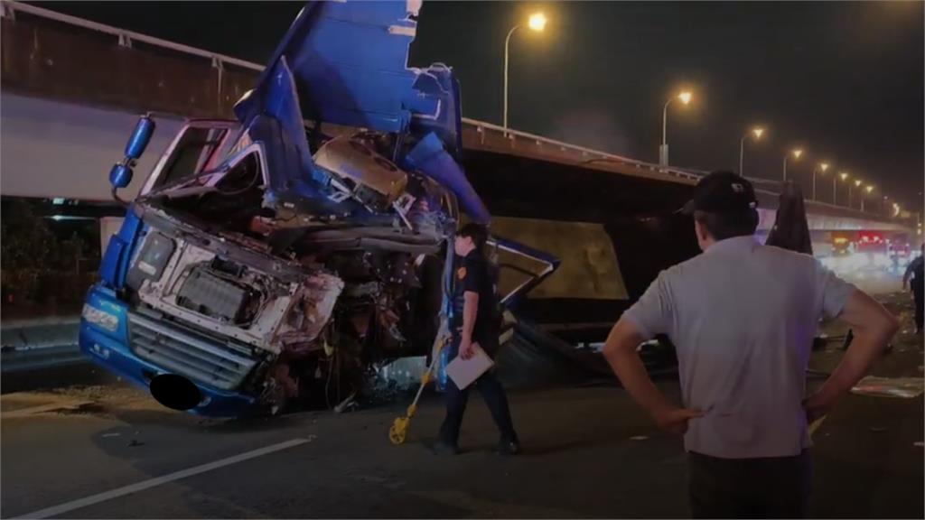 快新聞／國一內湖路段「聯結車自撞翻覆」！　肇事司機不幸身亡