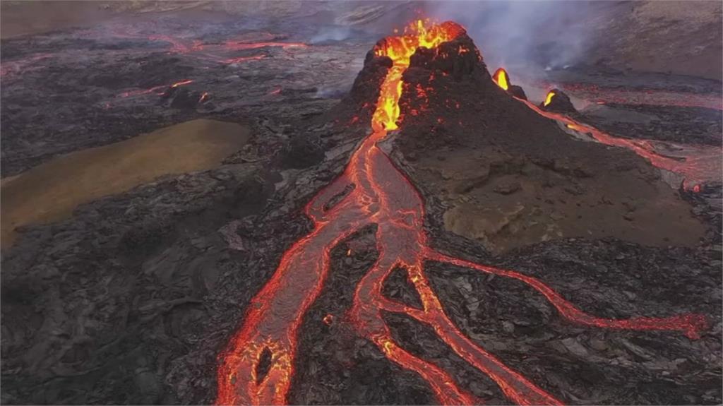 睡了六千年冰島火山爆發 岩漿烤熱狗民眾樂