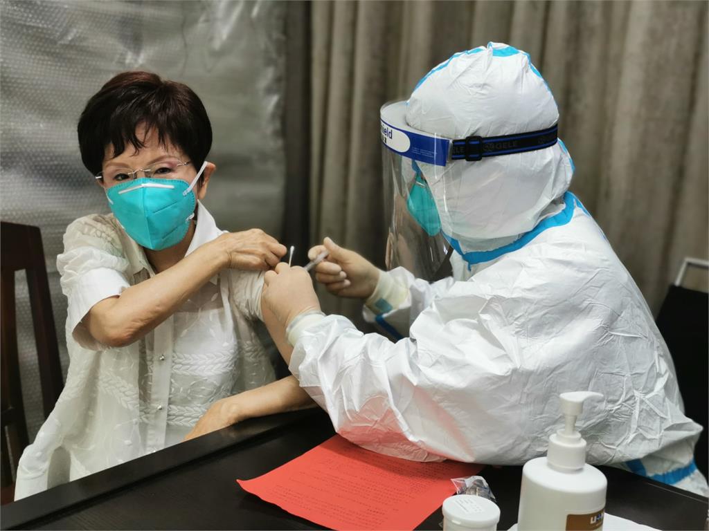 快新聞/洪秀柱接種科興疫苗 網友嘲諷:新加坡都不承認了你還打?