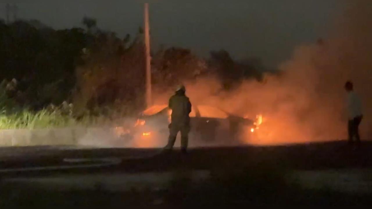 快新聞/新北瑞芳轉運站車輛起火 警消救出31歲男!副駕驚見木炭