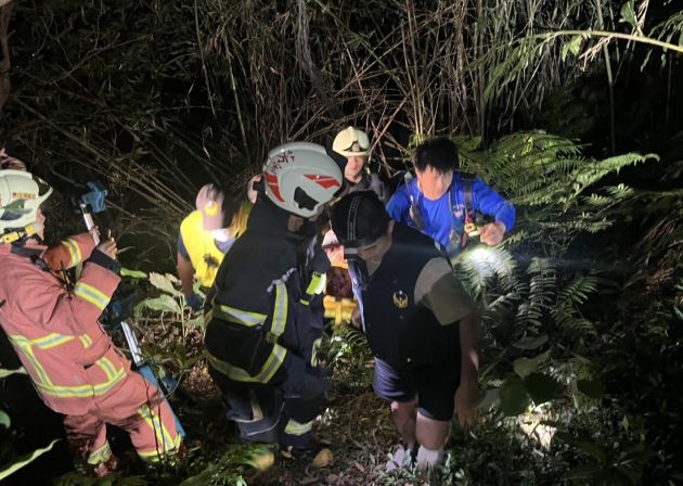 日籍遊客九份摔落陡坡！　瑞芳警講日文安撫垂降救人