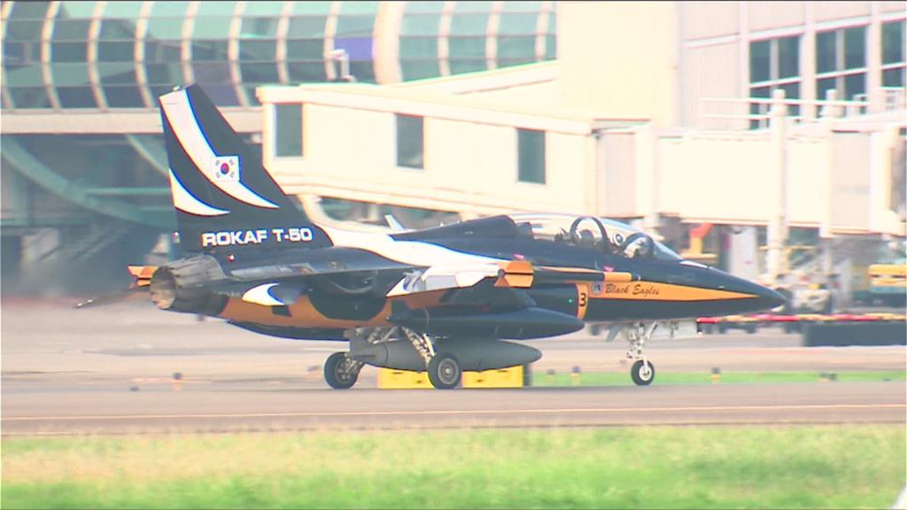 韓黑鷹飛行表演隊小港機場整補　黃黑塗裝「T-50」吸引大批航空迷到場