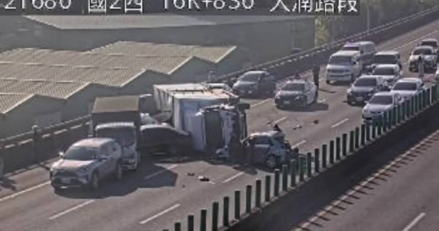 國2大湳交流道前7車追撞　小貨車翻覆「全線動彈不得」