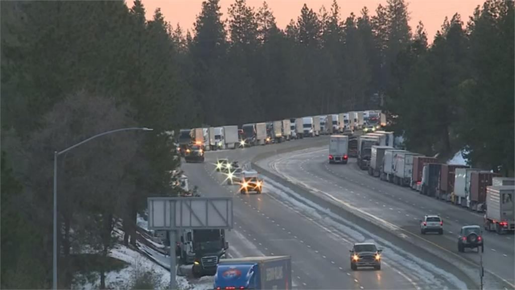 加州大風雪數百輛卡車困　司機怨4天沒洗澡