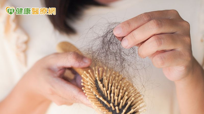 梳頭驚見滿地掉髮?醫教你辨別異常落髮與治療重點