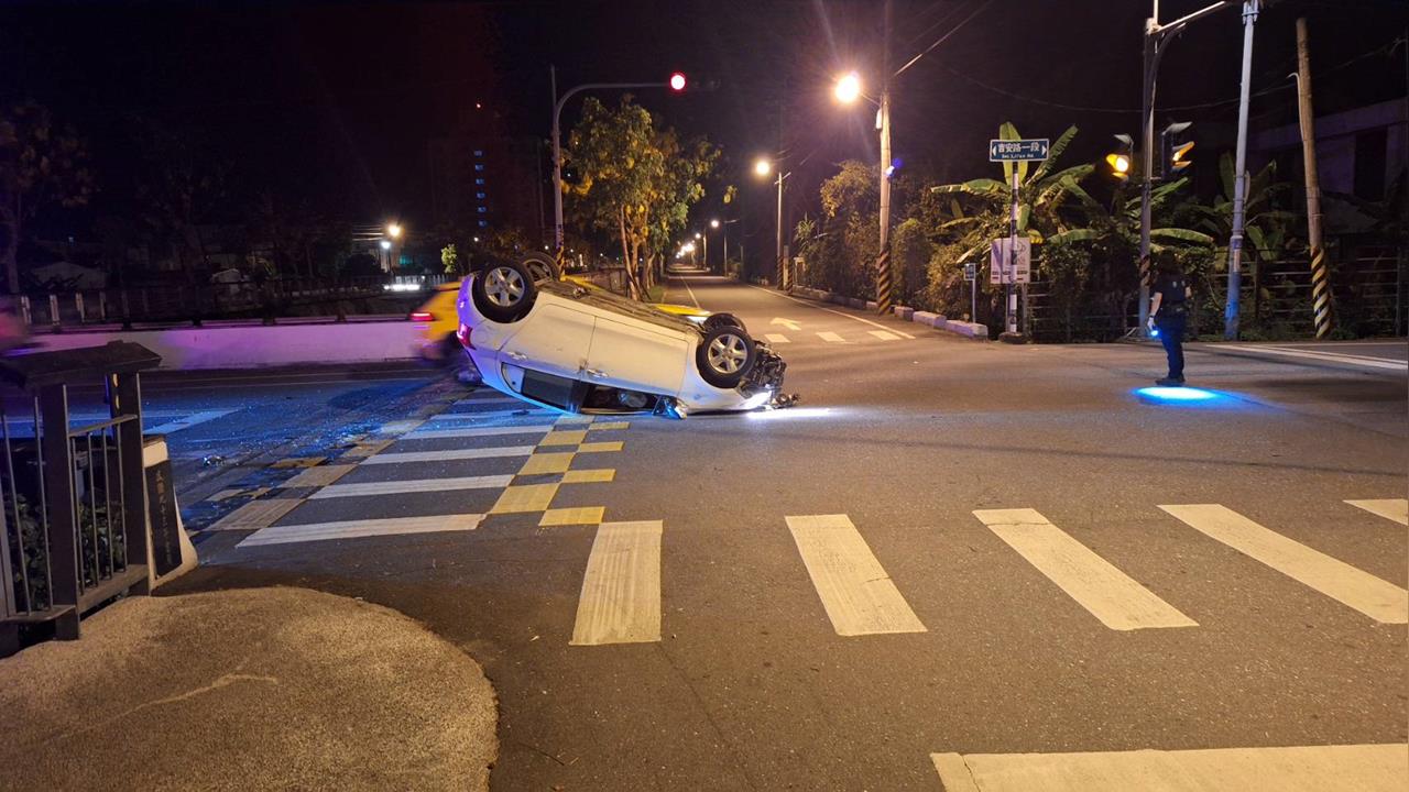 快新聞／疑似毒駕失控！花蓮毒蟲自撞翻車「慘烈現場曝光」