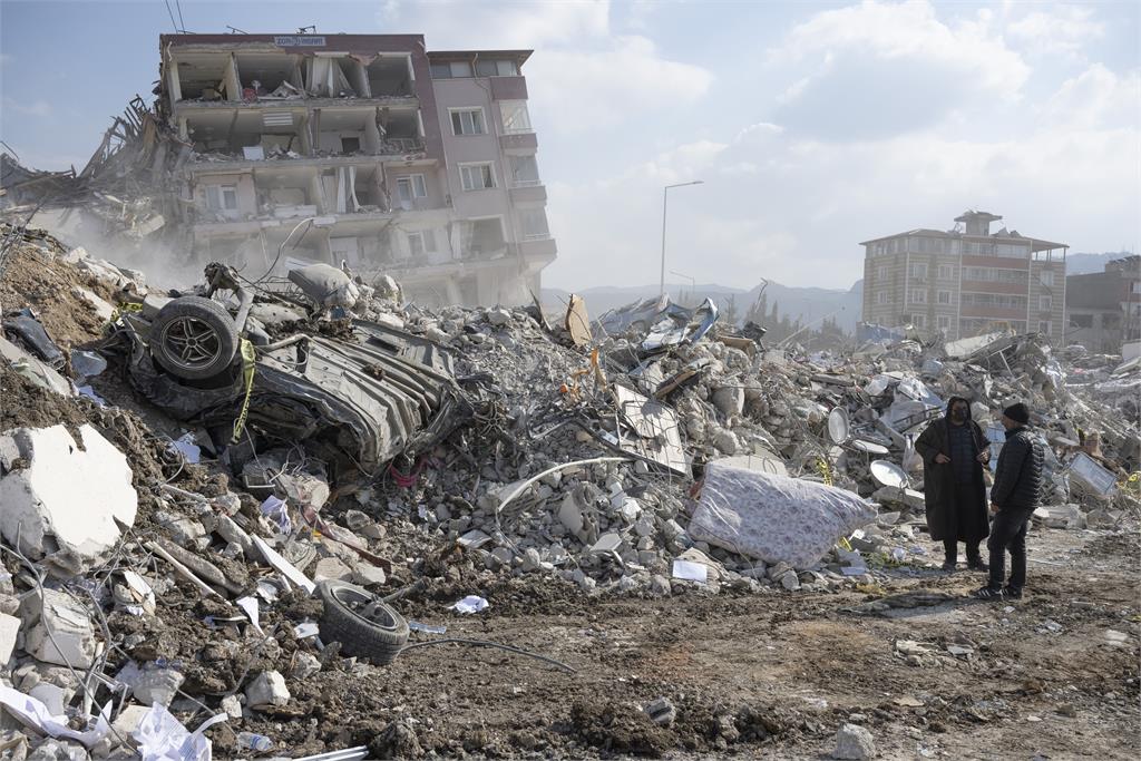 奇蹟再現！土耳其1女受困204小時　瓦礫堆中獲救