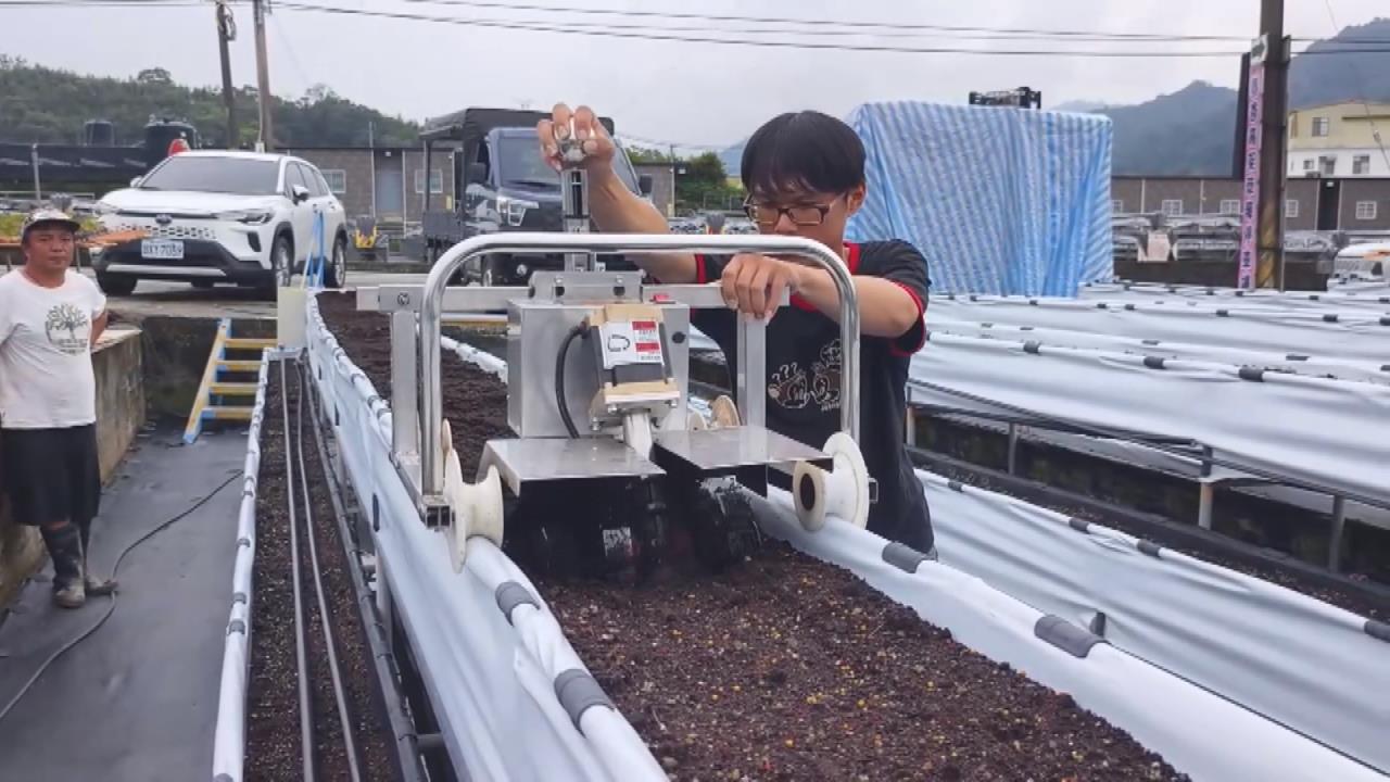 工欲善其事必先利其器 草莓園新法寶「翻土機」效率翻倍