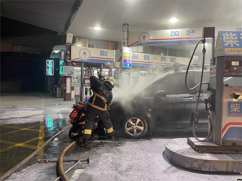 蘆洲加油站車加油到一半「車頭突冒火光」 5人驚恐跳下車