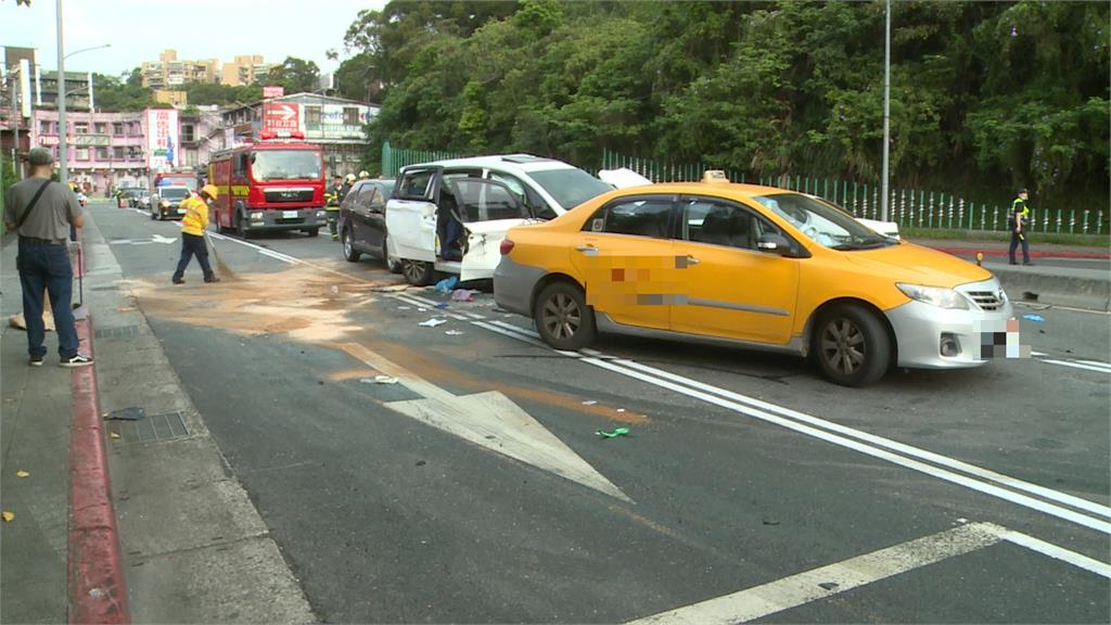 賓士飛越分隔島撞3車　無辜駕駛「等紅燈」被撞身亡