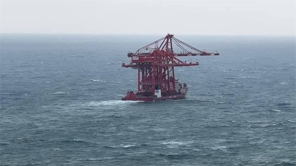 10月撞倒基隆港起重機　中國籍貨船風浪過大緩慢行駛