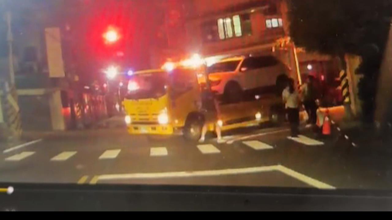 危！　一家4口過馬路　左轉拖吊車未禮讓還出拳毆人