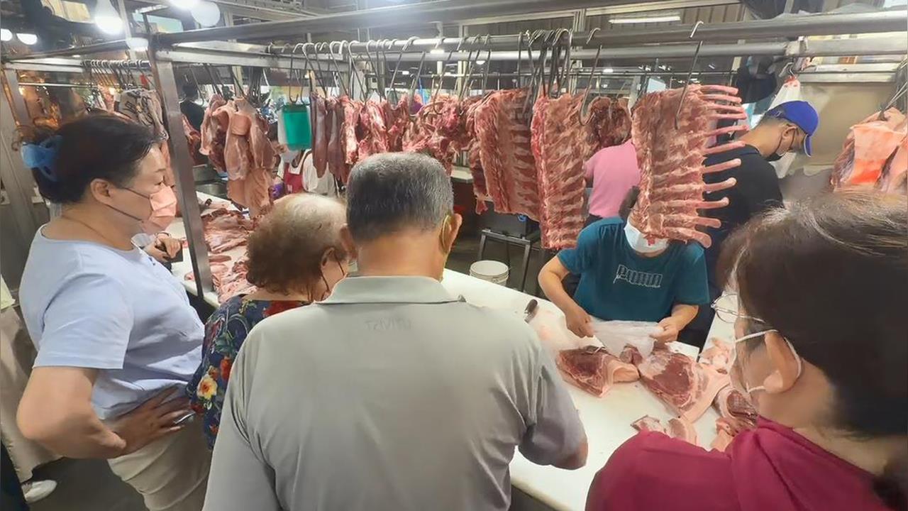快新聞/國產豬肉解封!首批溫體豬抵黃昏市場 民眾排隊搶肉