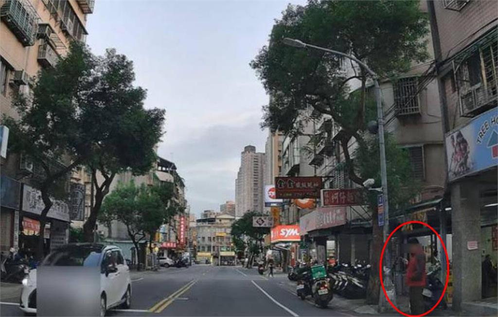 行人站斑馬線滑手機40秒不動！　駕駛怕挨罰無奈苦等：我不會上當的