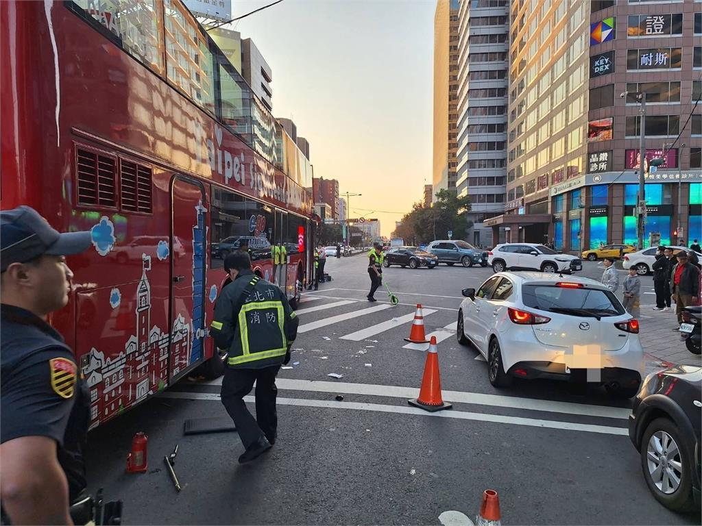 快新聞／初二不平靜！北市信義觀光巴士車禍　女乘客腿部遭右輪輾壓
