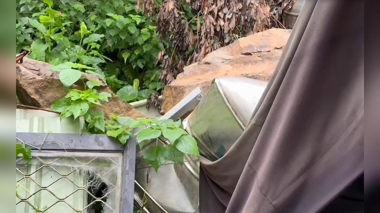 一個月掉4次！　基隆巨石滑落砸鐵皮屋頂﹑水塔慘「歪頭」