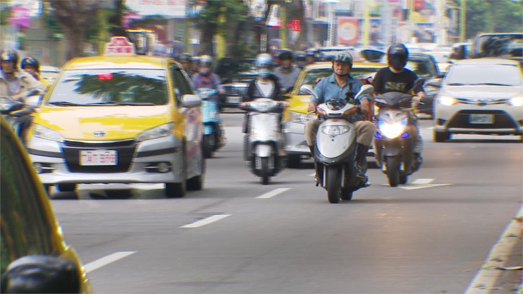 快訊／空污法三讀！烏賊車排放標準加嚴