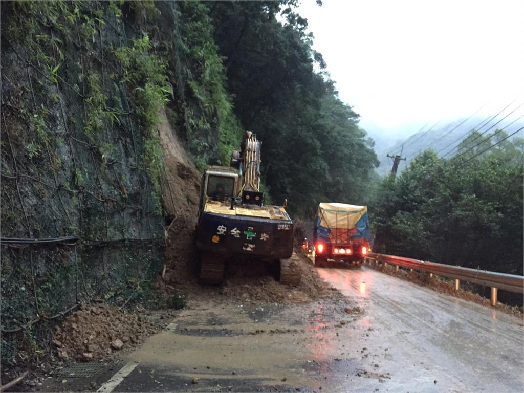 快新聞／連日降雨北宜公路2處坍方 騎士遭落石擊中送醫