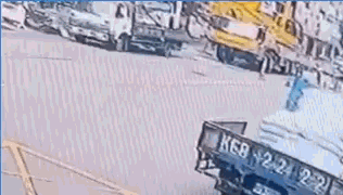 快新聞／彰化路面突塌陷！120噸吊車「側翻」砸台酒招牌　驚險畫面曝