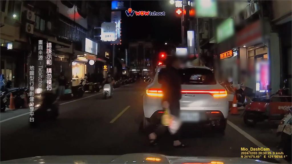 路霸？新竹保時捷「臨停擋車道」　遭酸：送晚餐很重要