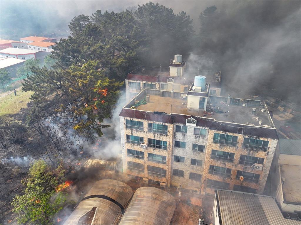 南韓又爆山林大火!民宅慘遭野火包圍 千人緊急疏散