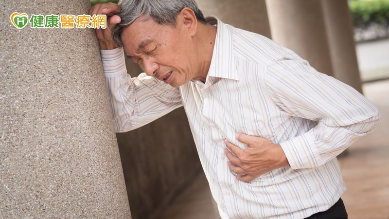 老翁機上昏厥險猝死　「冠狀動脈阻塞」不可輕忽
