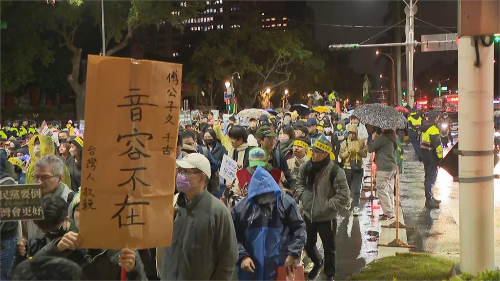 快新聞/超過8000人!青鳥繞立院喊訴求 民眾舉「音容不在」諷傅崐萁