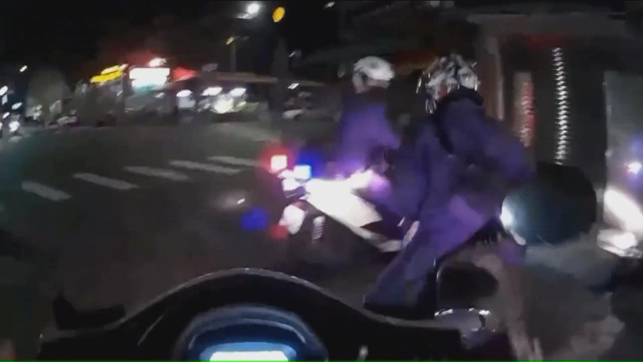 鳳山騎士拒檢衝撞警車落跑 警負傷壓制嫌犯、查獲毒品