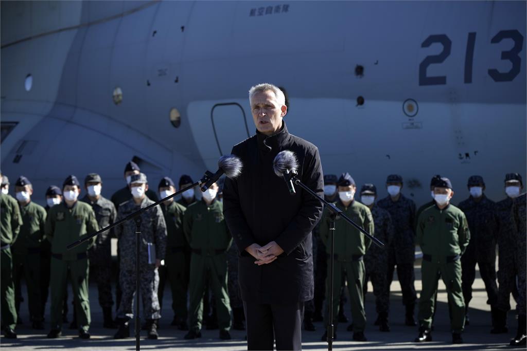 北約秘書長訪日本自衛隊基地　喊話國際一同「援烏抗俄」