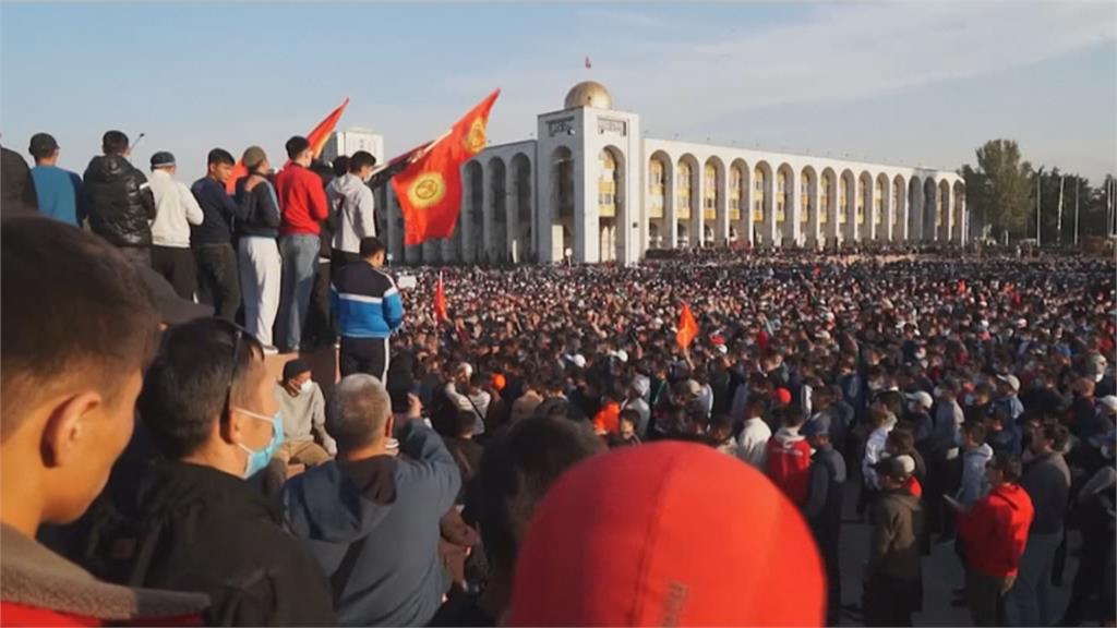 吉爾吉斯大選後爆示威 闖政府大樓還劫走前總統