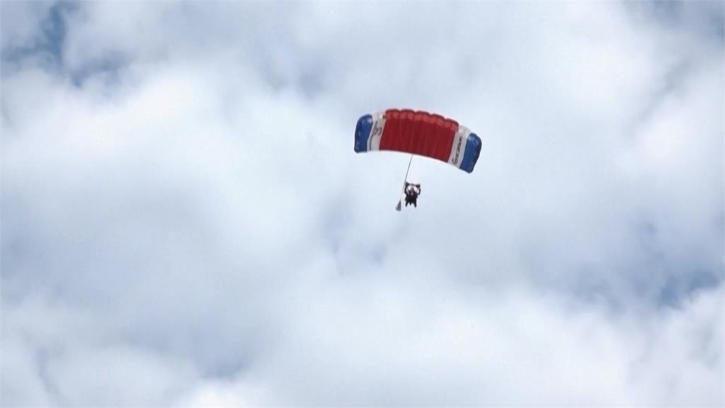 初體驗！美德州州長偕106歲二戰老兵　挑戰離地2400公尺雙人跳傘