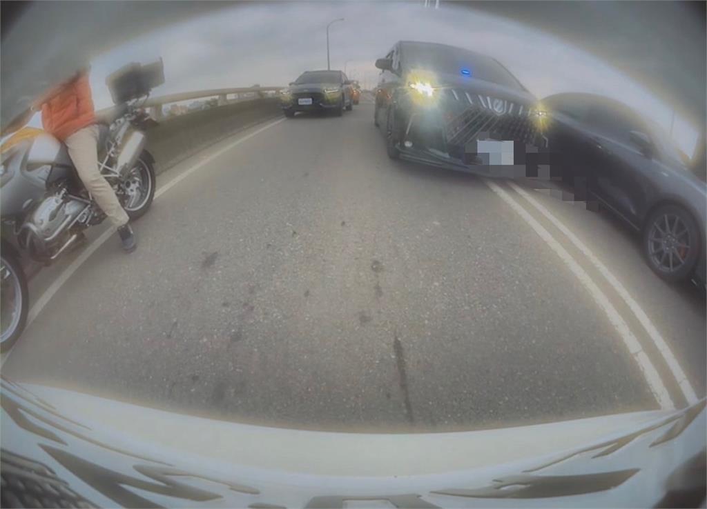 休旅車私裝警示燈危險駕駛　警：受理檢舉後依法開單