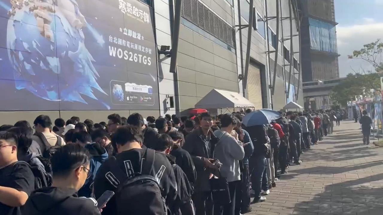 台北電玩展登場 玩家摸黑排隊上千人"貪食蛇"等開幕