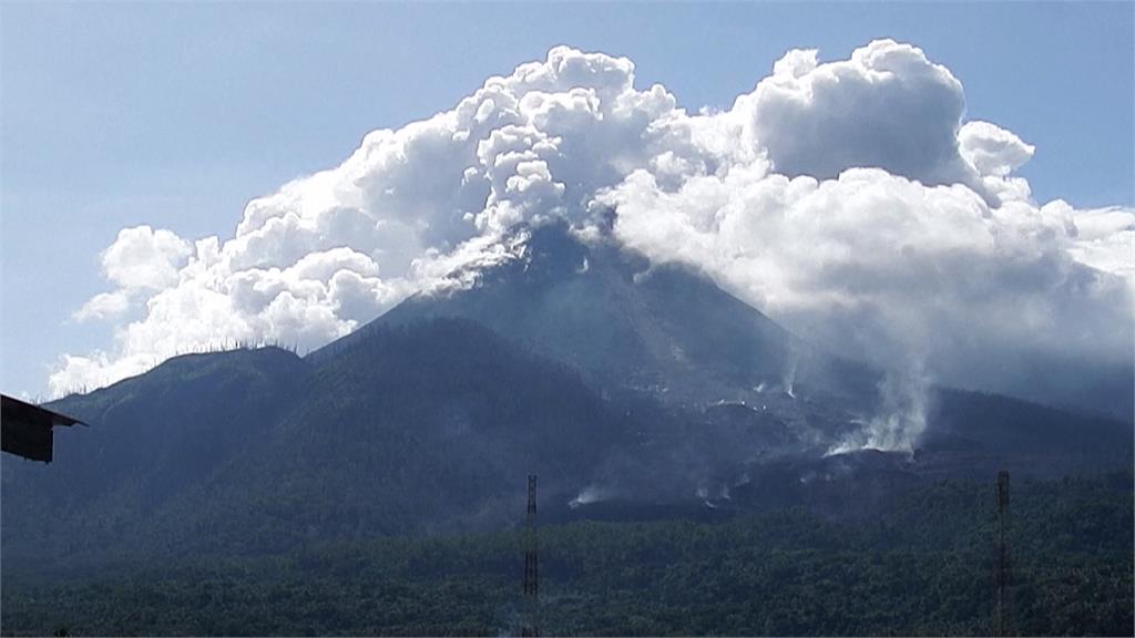 火山灰直衝8千米高空　印尼火山爆發打亂飛機航班