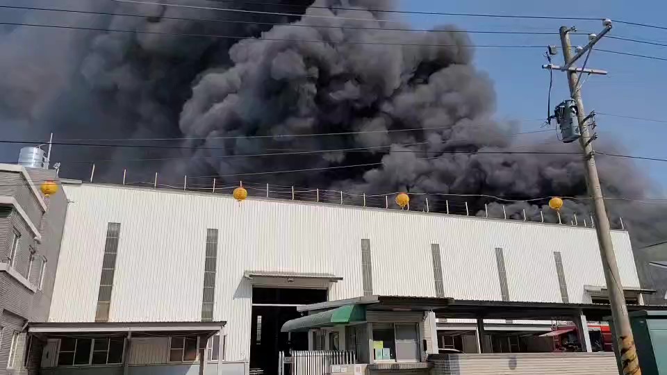 快新聞／台南仁德瑜珈墊工廠大火　400坪廠房全面燃燒大量濃煙竄天