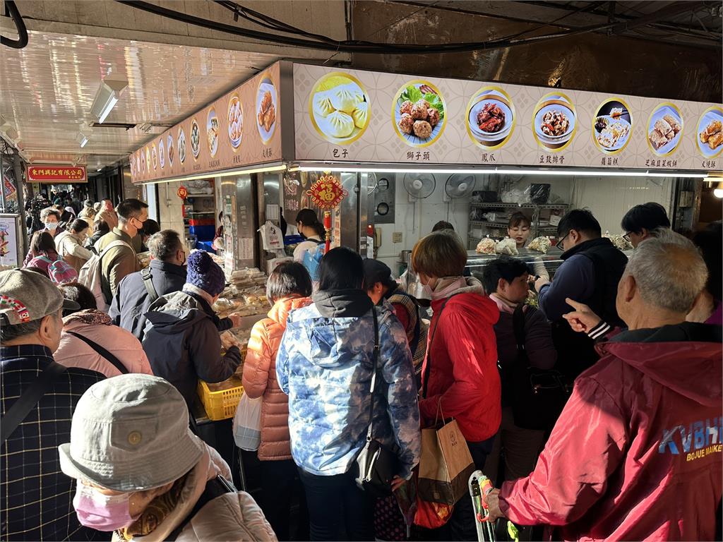 台北東門市場採買人潮擠爆 林青霞愛店手工水餃夯搶買