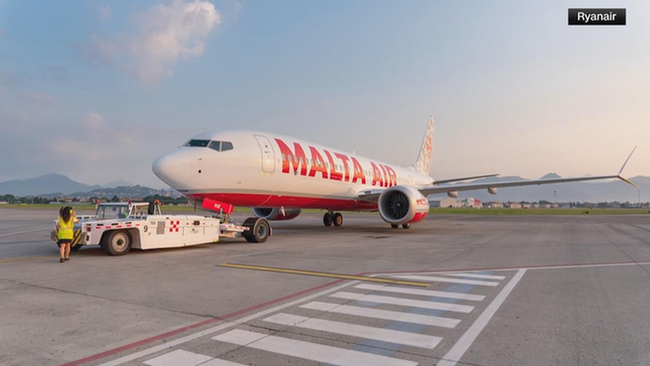 命大！　瑞安航空波音737機窗脫落　男乘客一度遭吸出機外