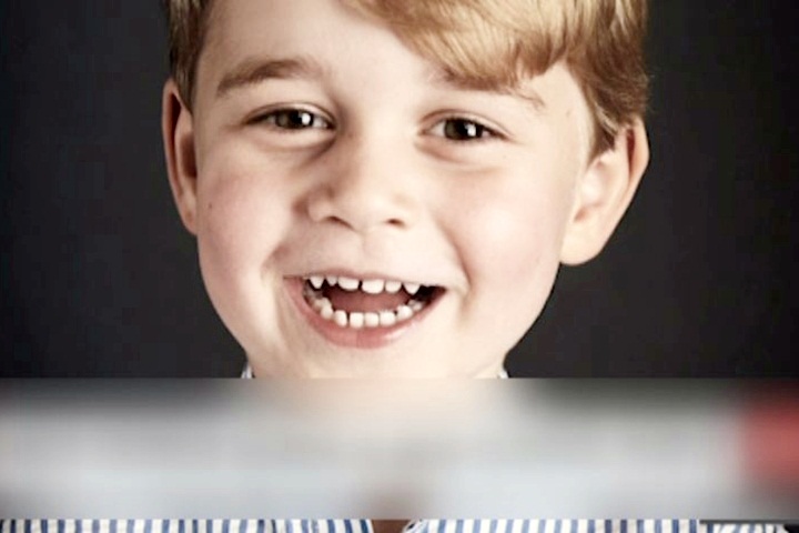 喬治王子4歲了！ 英國皇室公開燦笑萌照