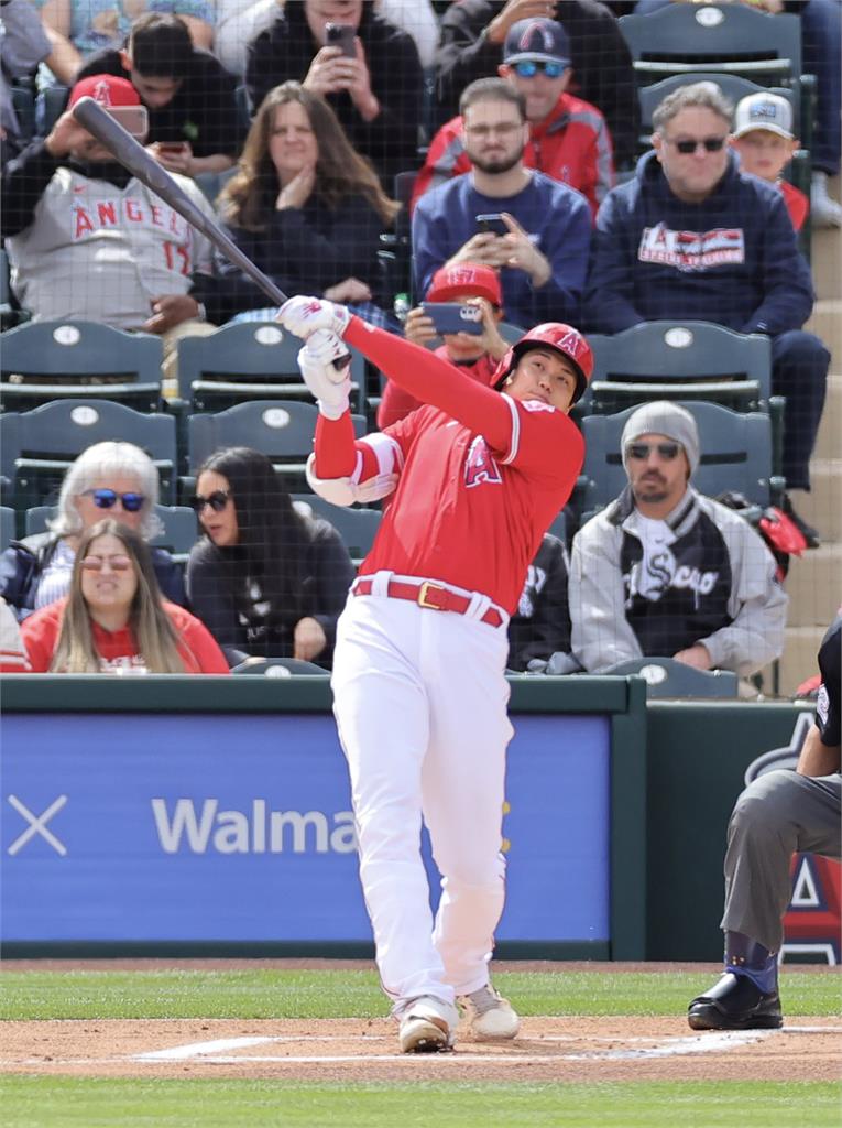 大谷翔平春訓熱身賽亮相　一局下首打席差點轟出全壘打