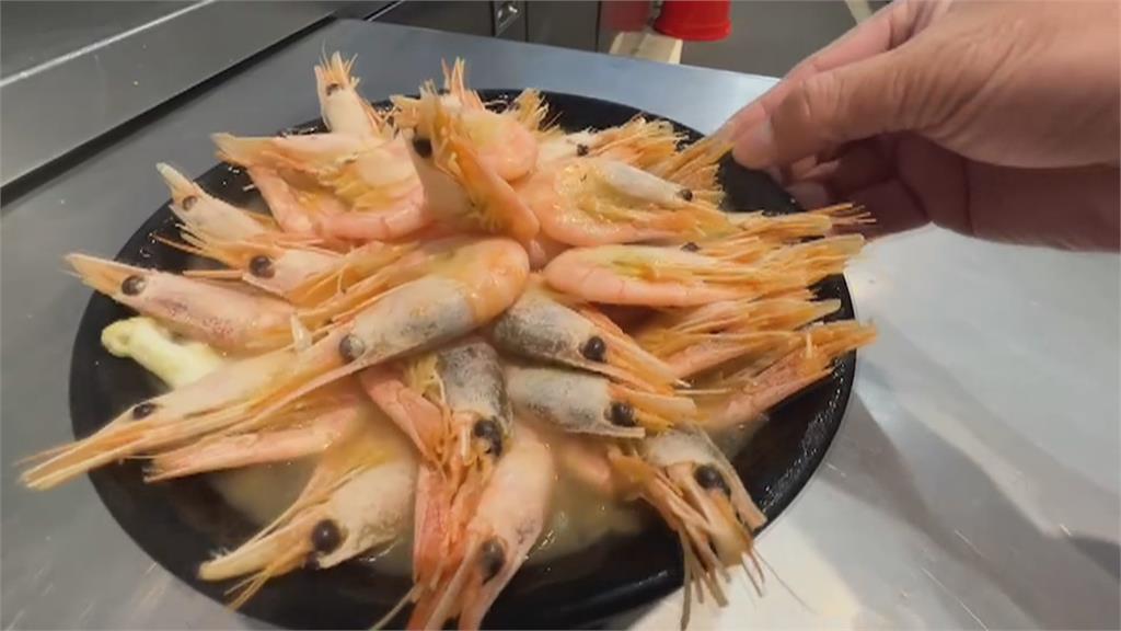 台南超浮誇甜蝦麵　霸氣鋪滿30隻甜蝦！顧客哀嚎「剝蝦剝到手抽筋」