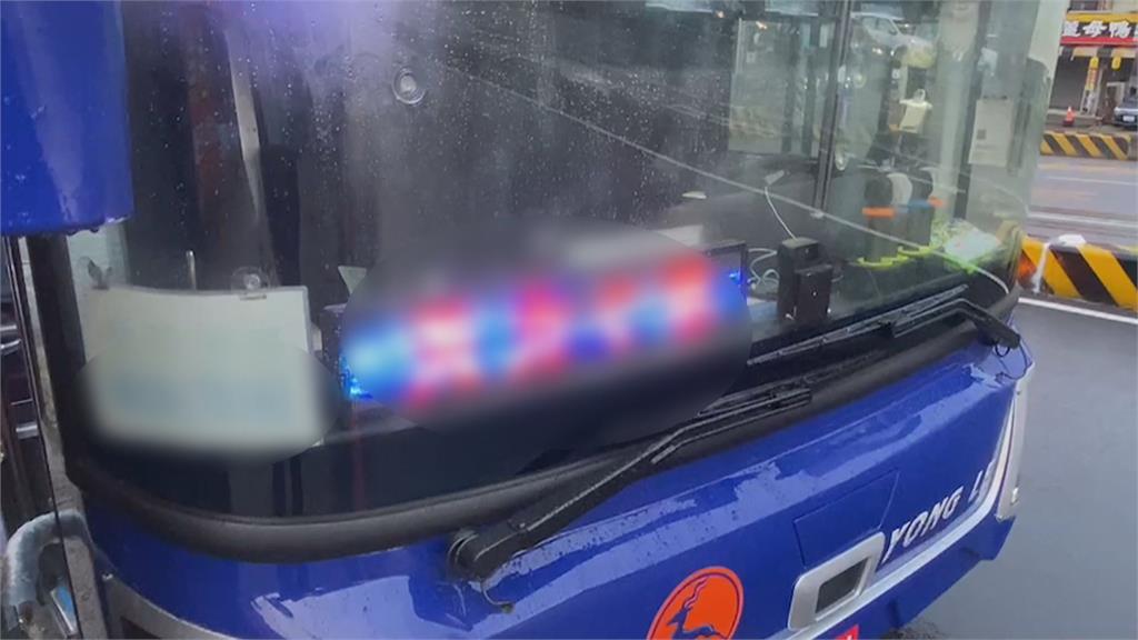 行人煉獄？驚悚畫面曝光　無辜男蹲路旁竟遭遊覽車輾過！