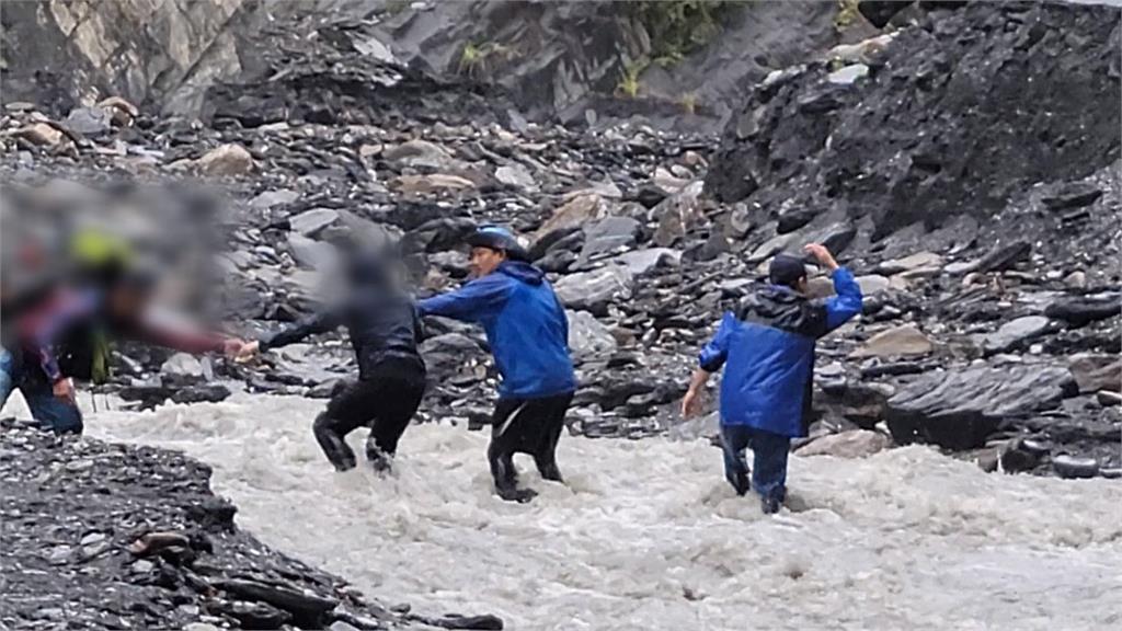 3男2女網路揪團泡野溪溫泉 溪水暴漲求救