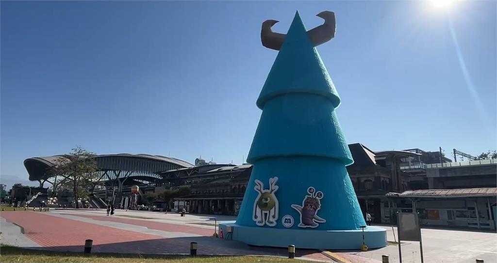台中火車站耶誕樹太特別？　原來是「迪士尼」這個人氣角色